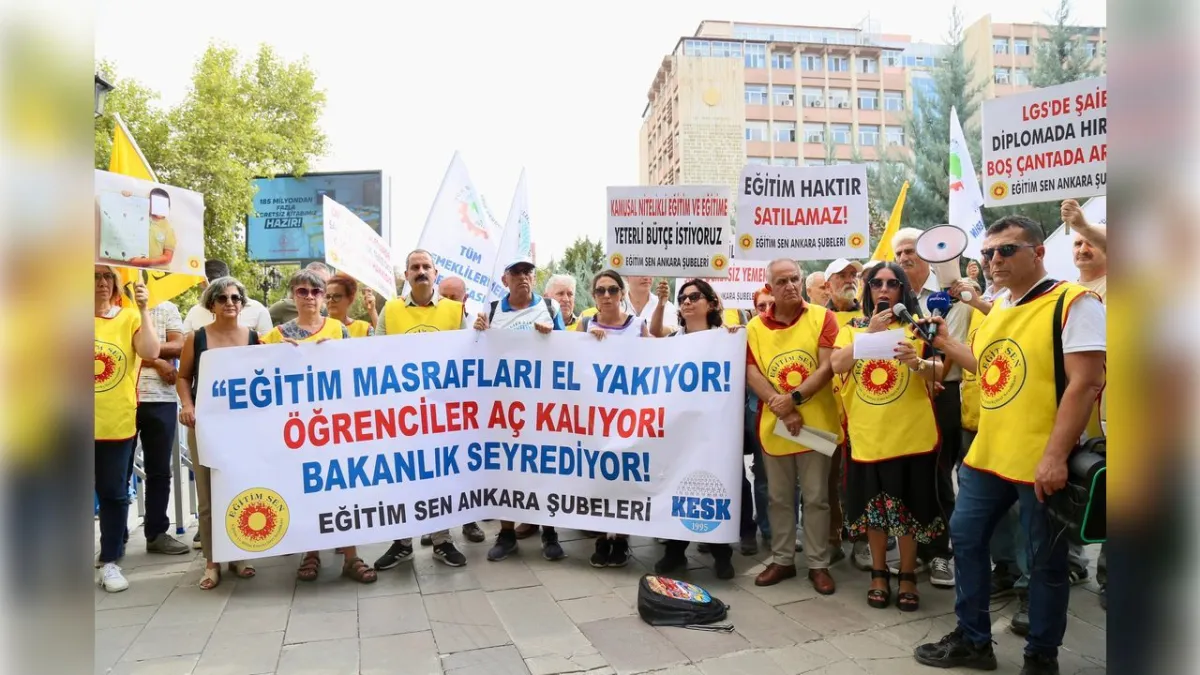 Eğitim-Sen: Okul ve kırtasiye masrafları velilerin sırtına yıkılamaz haberinin görseli