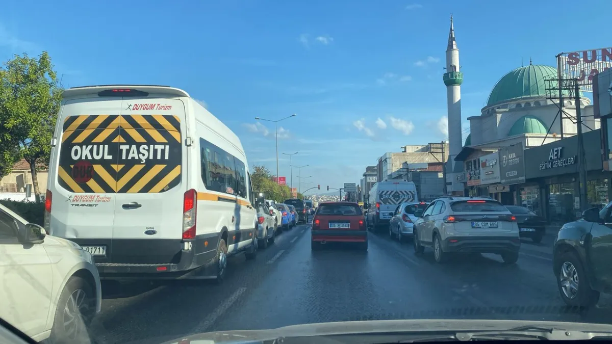 Eğitim yılı başladı, İzmir’de trafik durma noktasına geldi haberinin görseli