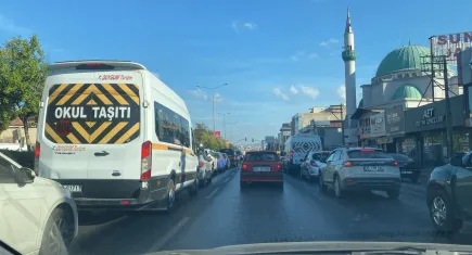 Eğitim yılı başladı, İzmir’de trafik durma noktasına geldi