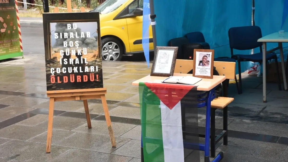 Gazze’de hayatlarını kaybeden çocuklar için Sivas’ta boş sıralar etkinliği haberinin görseli