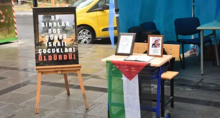 Gazze’de hayatlarını kaybeden çocuklar için Sivas’ta boş sıralar etkinliği