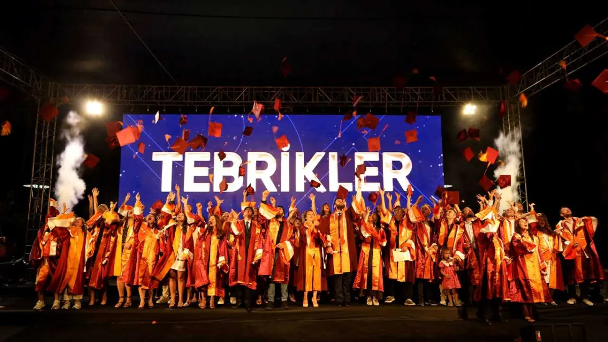 İzmir Ekonomi Üniversitesi&#039;nde mezuniyet coşkusu haberinin görseli