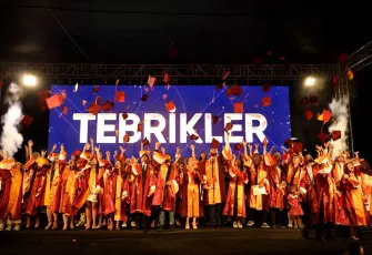 İzmir Ekonomi Üniversitesi'nde mezuniyet coşkusu