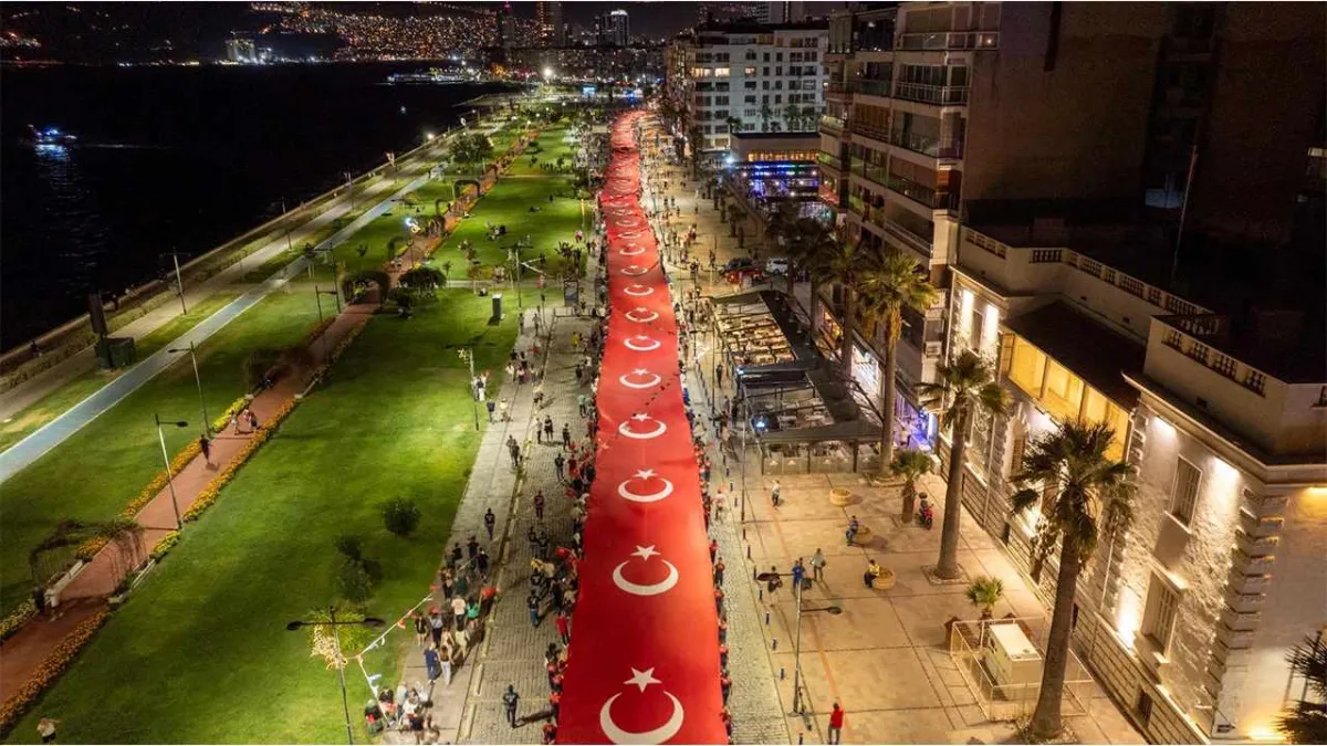 İzmir&#039;in kurtuluşu coşkuyla kutlanacak: Zafer Yürüyüşü, Fener Alayı ve Mor ve Ötesi konseri ile İzmirliler 9 Eylül’de buluşacak haberinin görseli