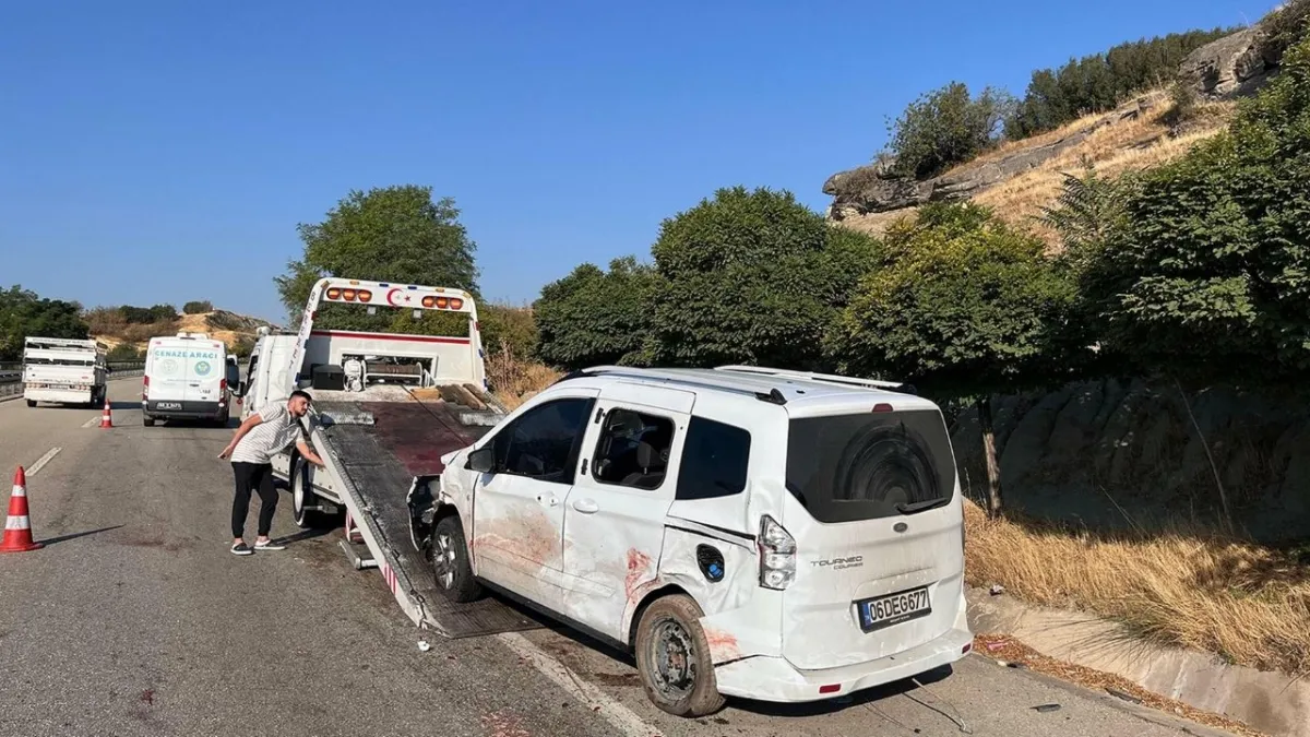 Manisa’da yol kenarında lastik değiştirirken feci kaza: Çift hayatını kaybetti, çocukları yaralı haberinin görseli