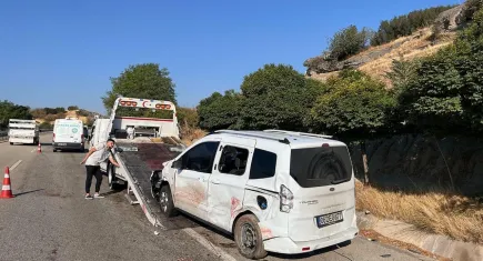 Manisa’da yol kenarında lastik değiştirirken feci kaza: Çift hayatını kaybetti, çocukları yaralı