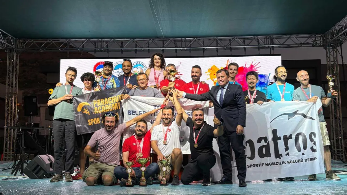 Parachute Academy Spor Kulübü&#039;nden tarihi başarı: Türkiye Şampiyonası&#039;nda ikincilik kupası İzmir&#039;e geldi! haberinin görseli