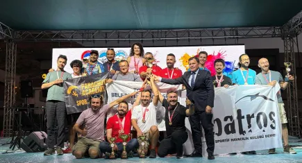 Parachute Academy Spor Kulübü'nden tarihi başarı: Türkiye Şampiyonası'nda ikincilik kupası İzmir'e geldi!