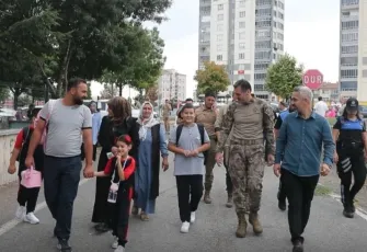 Şehit Polis Ramazan Kırboğa’nın çocuklarına duygulandıran jest! İlk gününde Emniyet Müdürü okula bıraktı