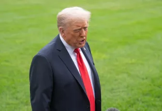 Trump’tan yabancı şirketlere uyarı: “Amerikalı işçi istihdam etmezseniz…!”