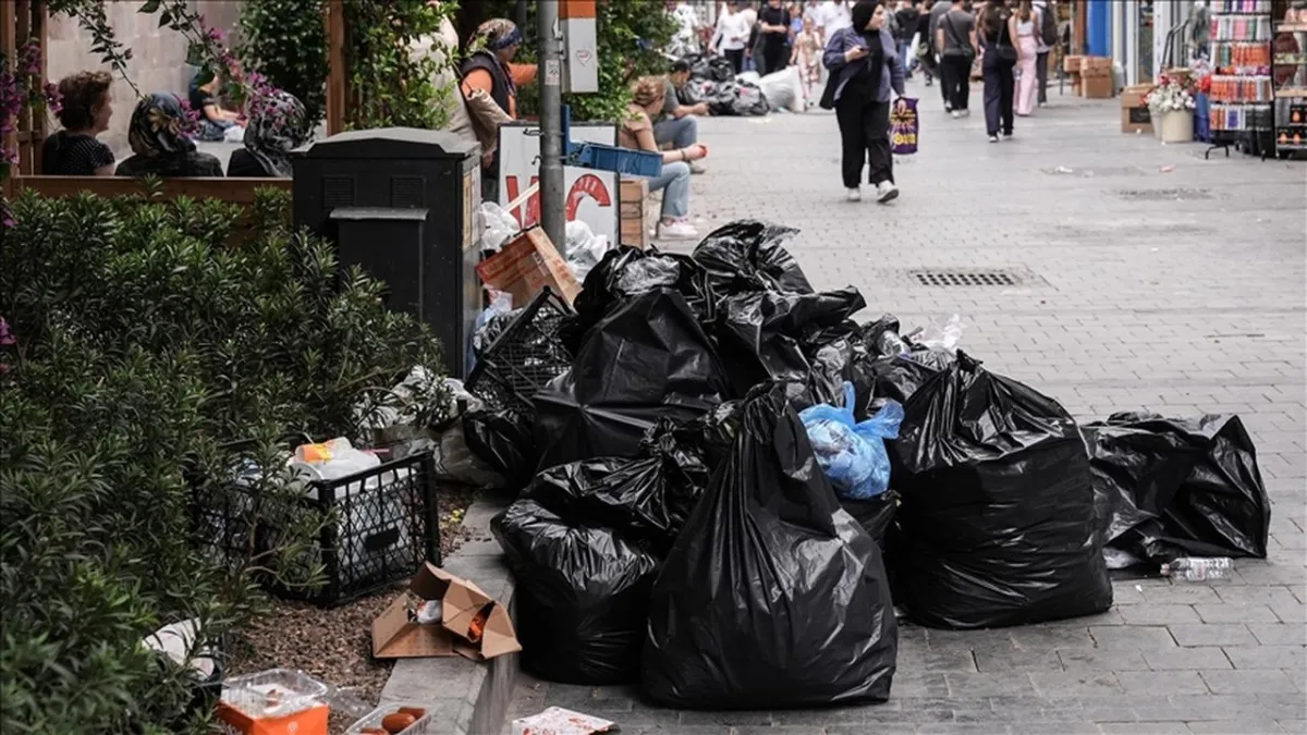 Artan çöp yığınlarına Konak Belediyesi’nden yanıt haberinin görseli