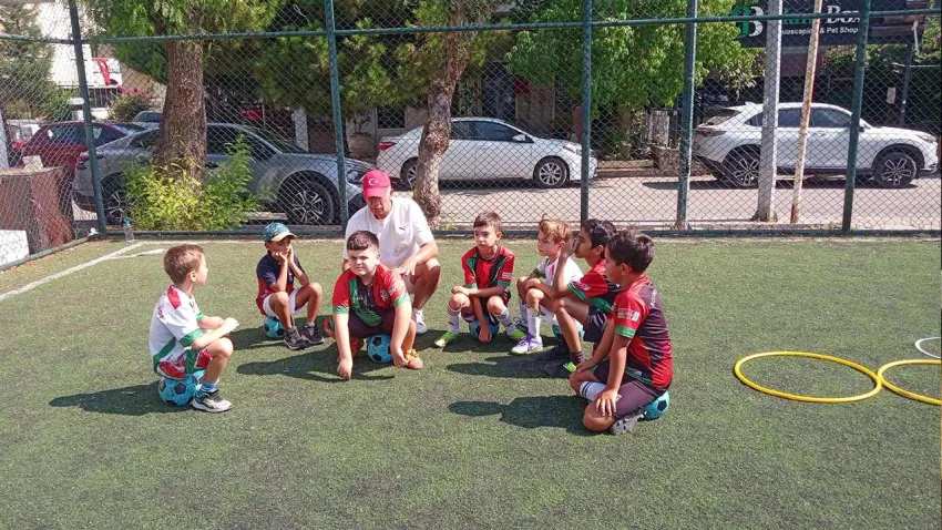 Bostanlıspor minik futbolcularla yeni sezona başladı haberinin görseli