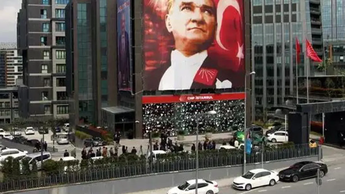 CHP İstanbul İl Başkanlığında arbede: Gürsel Tekin ve kayyum heyeti içeri girdi haberinin görseli