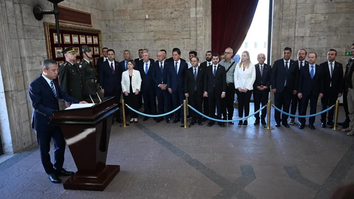CHP lideri Özgür Özel’den Anıtkabir’de kuruluş yıl dönümü mesajı haberinin görseli