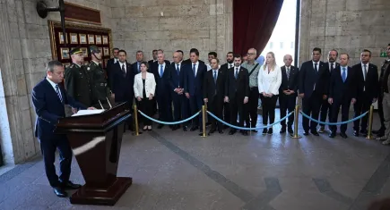 CHP lideri Özgür Özel’den Anıtkabir’de kuruluş yıl dönümü mesajı
