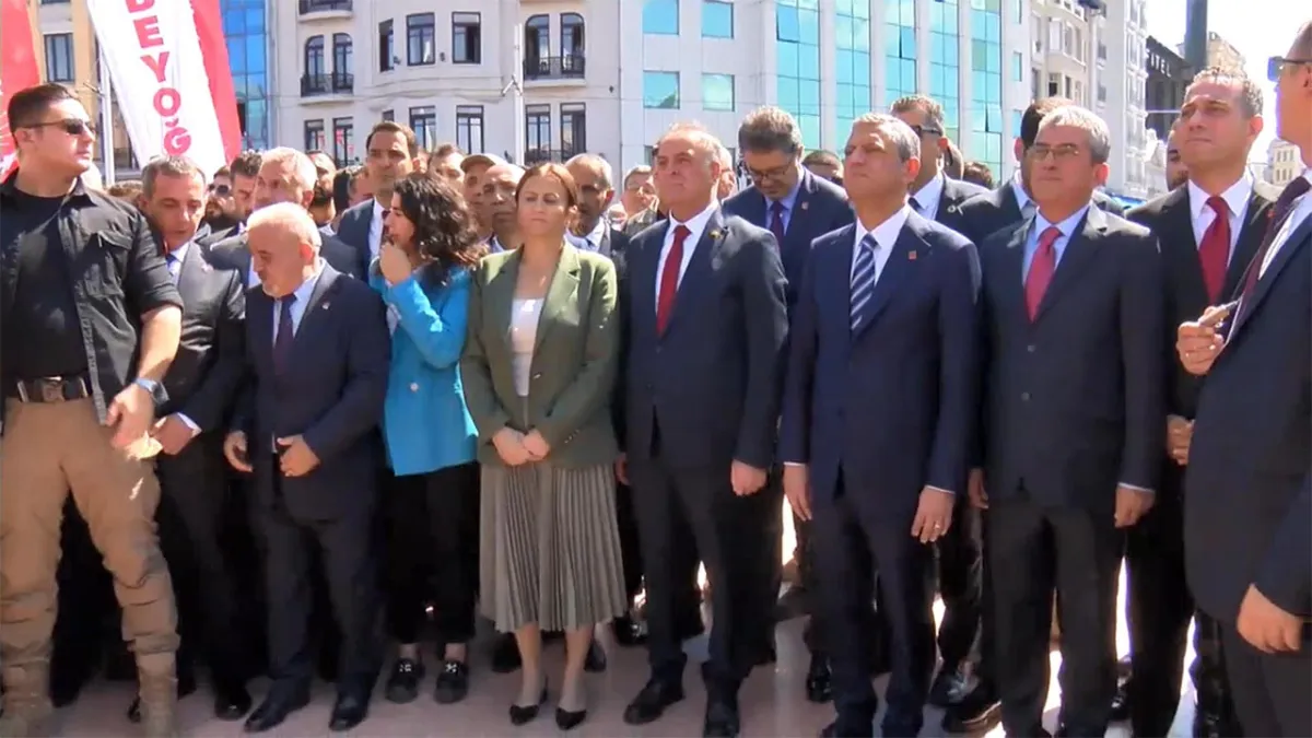 CHP lideri Özgür Özel Taksim Meydanı’nda: Gürsel Tekin törene katılmadı  haberinin görseli