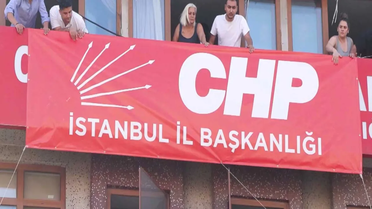 CHP&#039;nin Bahçelievler&#039;deki binasına &#039;İstanbul İl Başkanlığı&#039; yazılı pankart asıldı haberinin görseli