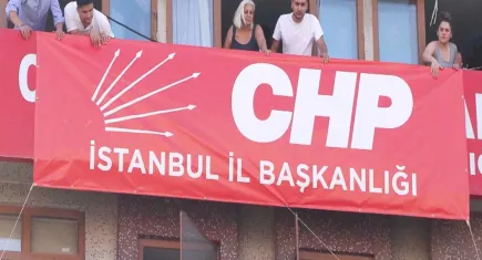 CHP'nin Bahçelievler'deki binasına 'İstanbul İl Başkanlığı' yazılı pankart asıldı
