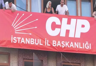 CHP'nin Bahçelievler'deki binasına 'İstanbul İl Başkanlığı' yazılı pankart asıldı