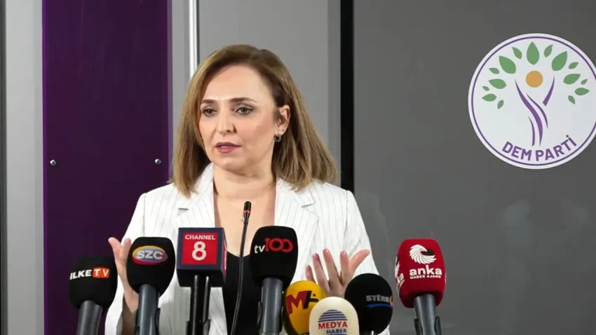 DEM Parti’den CHP’ye kayyum atanmasına tepki: Hukuk dışı bir durumla karşı karşıyayız haberinin görseli