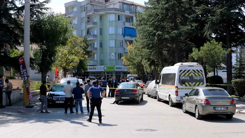 Eşini, kayınvalidesini ve baldızını tabancayla vurup kaçtı