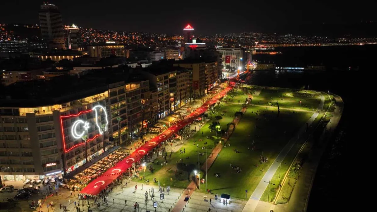 İzmir'de 350 metrelik Türk bayrağı ile 'Zafer Yürüyüşü' haberinin görseli