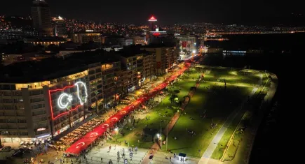 İzmir'de 350 metrelik Türk bayrağı ile 'Zafer Yürüyüşü'