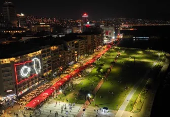 İzmir'de 350 metrelik Türk bayrağı ile 'Zafer Yürüyüşü'