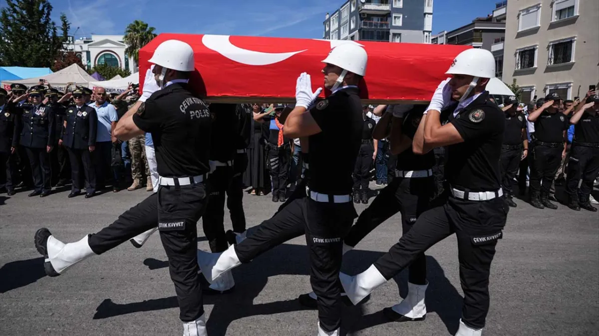 İzmir’de şehit polisler son yolculuğuna uğurlandı haberinin görseli