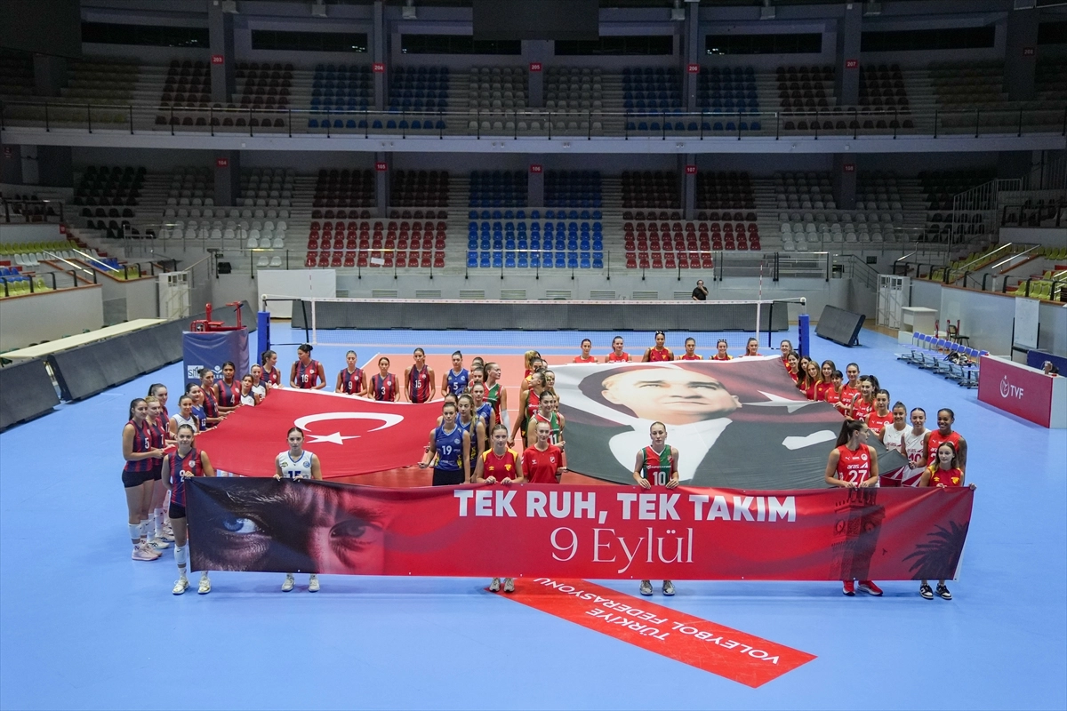 İzmir’in Kurtuluşu İçin Kadın Voleybol Takımları Sahada başlıklı video haberin görseli