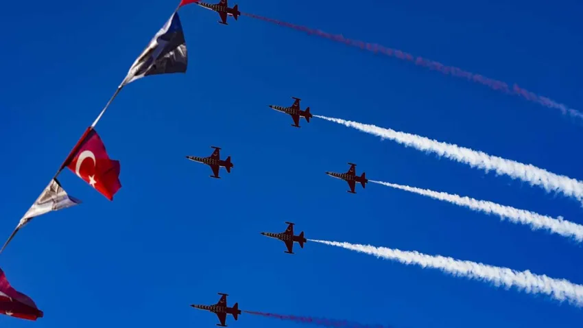 İzmir'in kurtuluşunun 103'üncü yılında Türk Yıldızları ve SOLOTÜRK'ten muhteşem gösteri! haberinin görseli