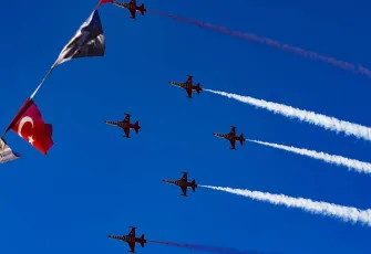 İzmir'in kurtuluşunun 103'üncü yılında Türk Yıldızları ve SOLOTÜRK'ten muhteşem gösteri!