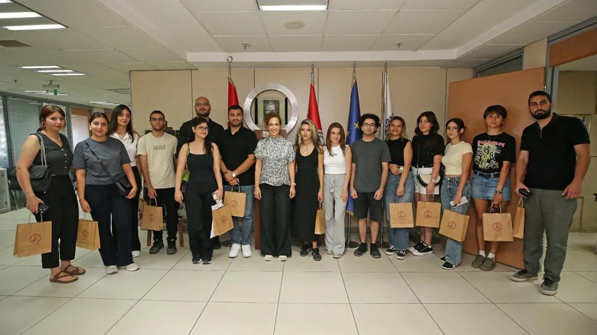 Karşıyaka’da mezun gençler Başkan Ünsal ile buluştu haberinin görseli