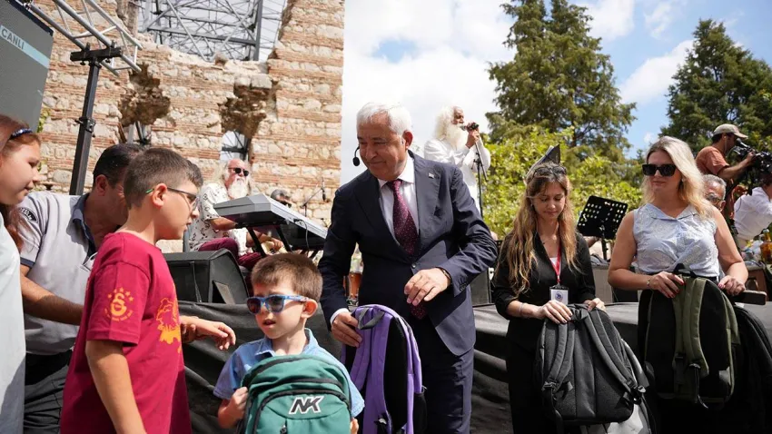 Kemalpaşa'da minik öğrencilere kırtasiye desteği