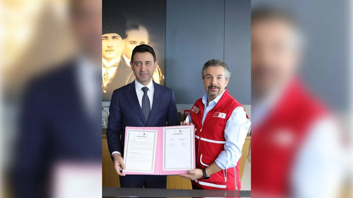 Bayraklı ve Kızılay dayanışma için imzaları attı haberinin görseli