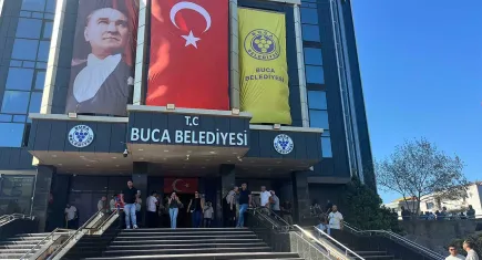 Buca Belediyesi’nde maaş krizi: İşçiler belediye binasını işgal etti