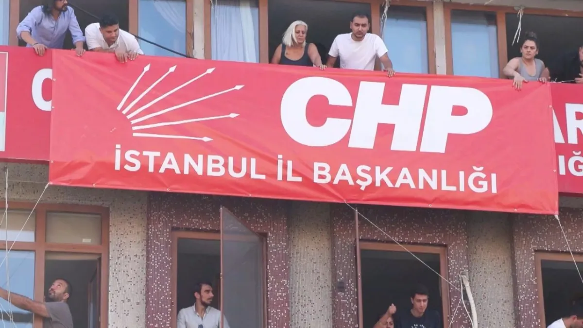 CHP İstanbul&#039;da İl Başkanlığı yer değiştirdi: Yeni bina, yeni afiş, yeni merkez! haberinin görseli