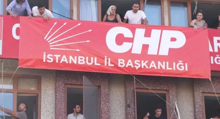 CHP İstanbul'da İl Başkanlığı yer değiştirdi: Yeni bina, yeni afiş, yeni merkez!