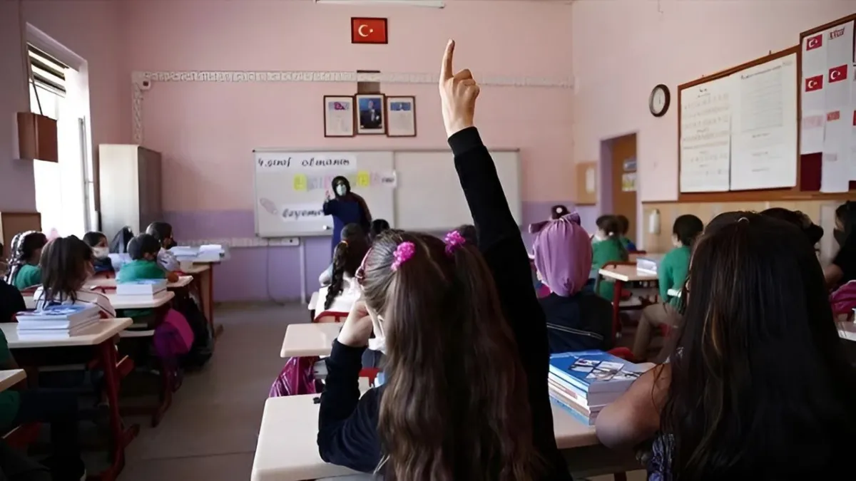 Eğitim-İş’ten yeni rapor: Ekonomik kriz gençleri üniversiteden koparıyor haberinin görseli