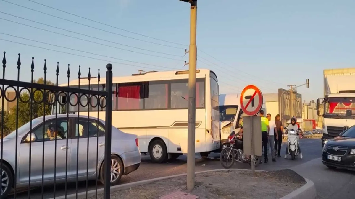 İşçi servisi ile minibüs çarpıştı: Çok sayıda yaralı var haberinin görseli