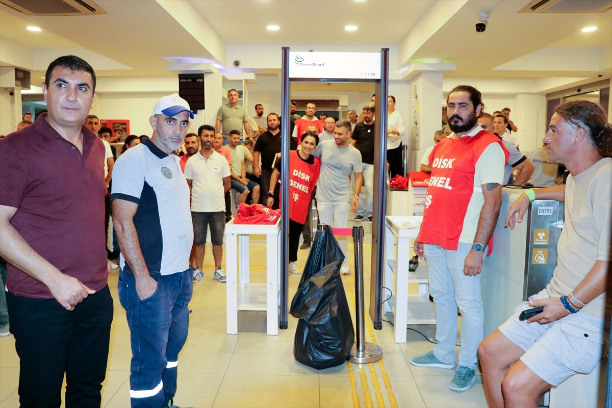 İzmir&#039;de Buca ve Karşıyaka Belediyeleri&#039;nde İş Bırakma Eylemleri Devam Ediyor başlıklı video haberin görseli