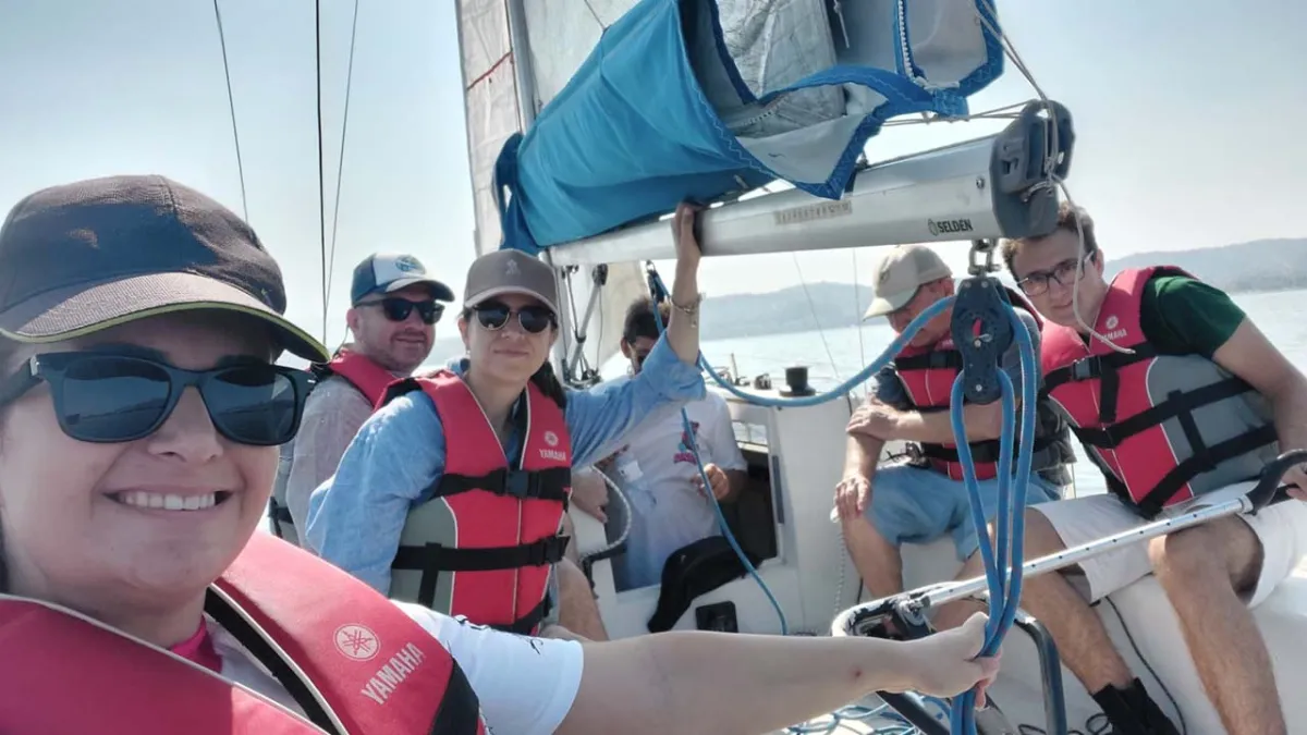 İzmir Marina’da yetişkinler için yelken eğitimleri devam ediyor haberinin görseli