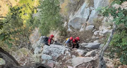 Kayalıklarda mahsur kalan Alman vatandaşını JAK ekibi kurtardı