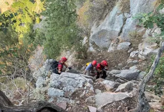 Kayalıklarda mahsur kalan Alman vatandaşını JAK ekibi kurtardı