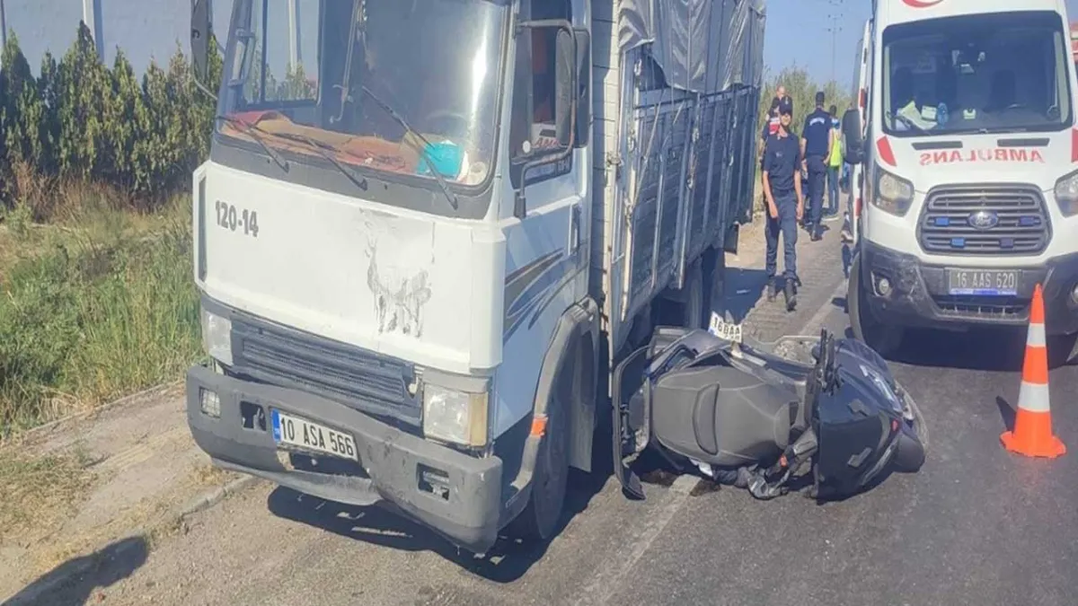 Kırmızı ışıkta bekleyen motosiklete kamyon çarptı haberinin görseli