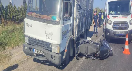 Kırmızı ışıkta bekleyen motosiklete kamyon çarptı
