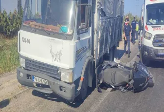 Kırmızı ışıkta bekleyen motosiklete kamyon çarptı