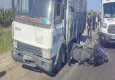 Kırmızı ışıkta bekleyen motosiklete kamyon çarptı