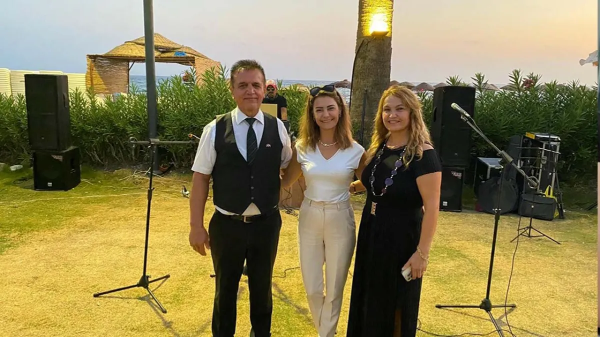 Menderes’in Sanatçı Muhtarı Bahar Bilecen her cuma sahne alıyor haberinin görseli