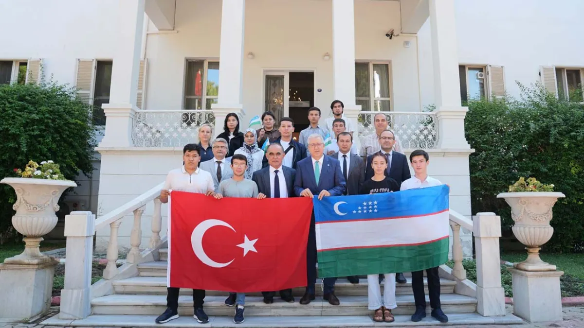 Özbek öğrencilerden Rektör Budak&#039;a ziyaret haberinin görseli